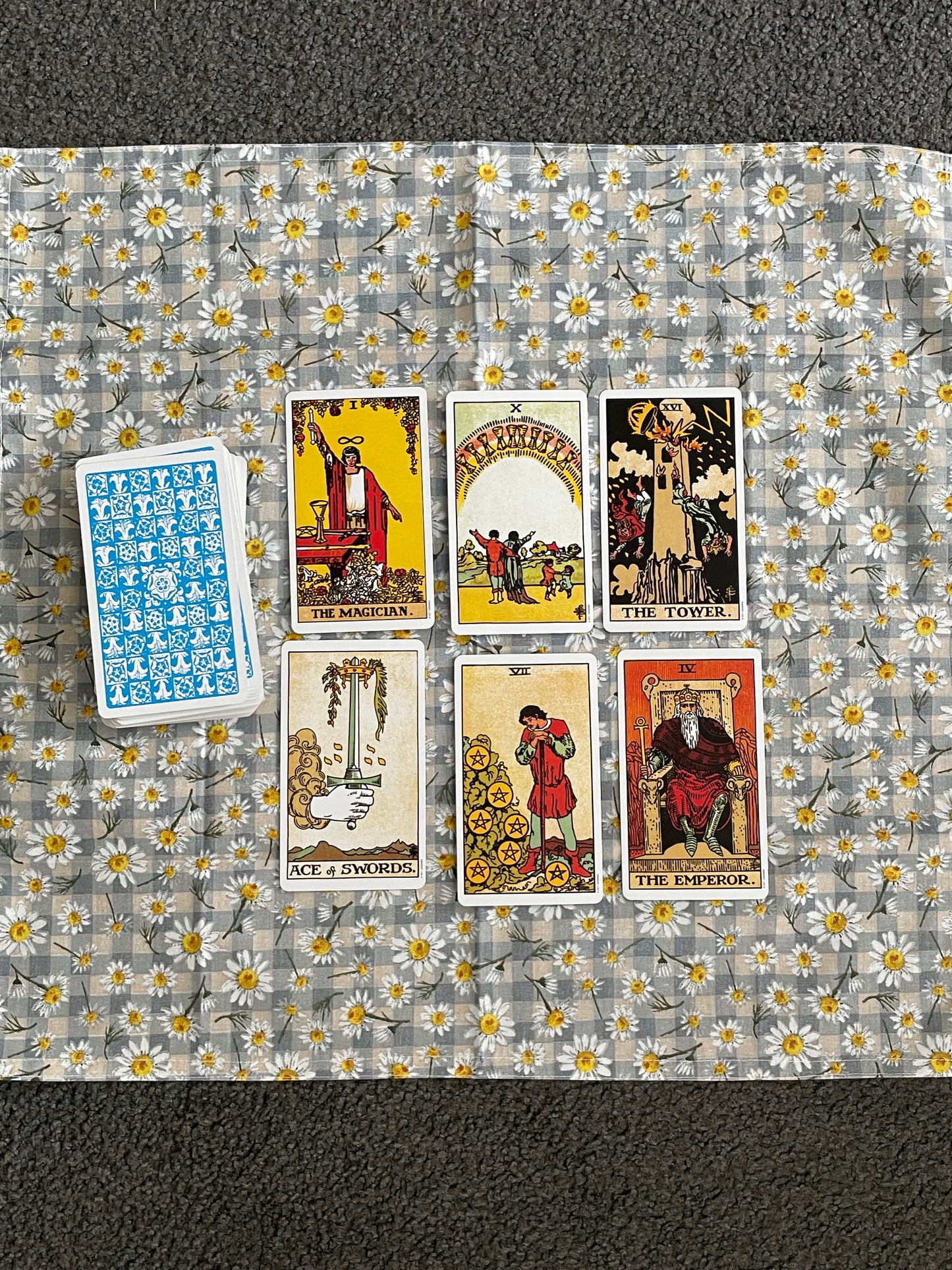 Tarot Spread Mat: Daisies