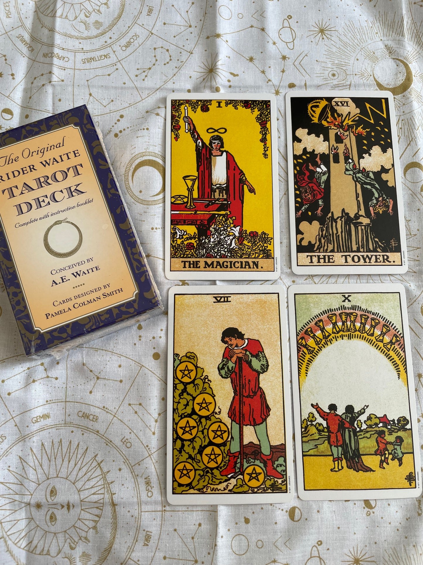 The Original Rider Waite Tarot Deck: 78 beautifully illustrated cards and instructional booklet